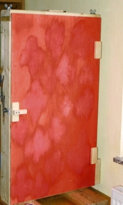 Schaukasten in der Klasse, ein Schlauch f�hrt durch dei Hauswand nach aussen